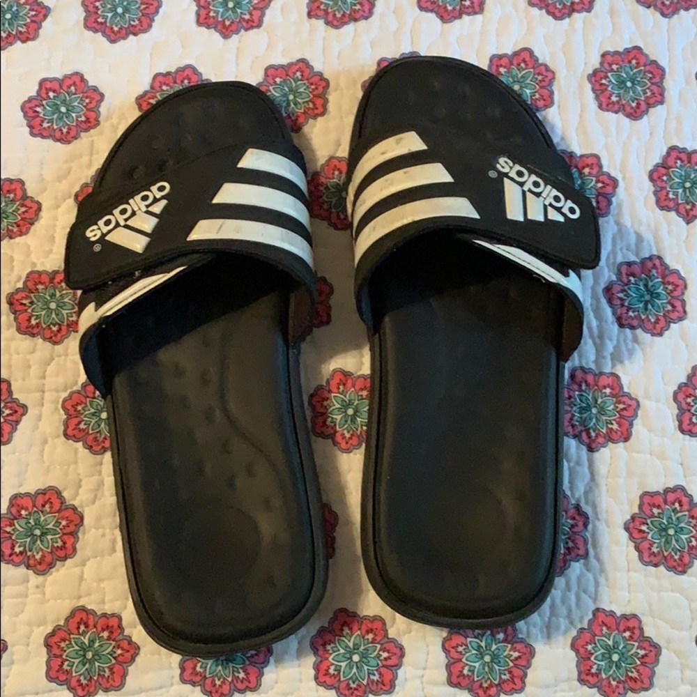 SUMMER CLEARANCE ✨✨ adidas slides size 9